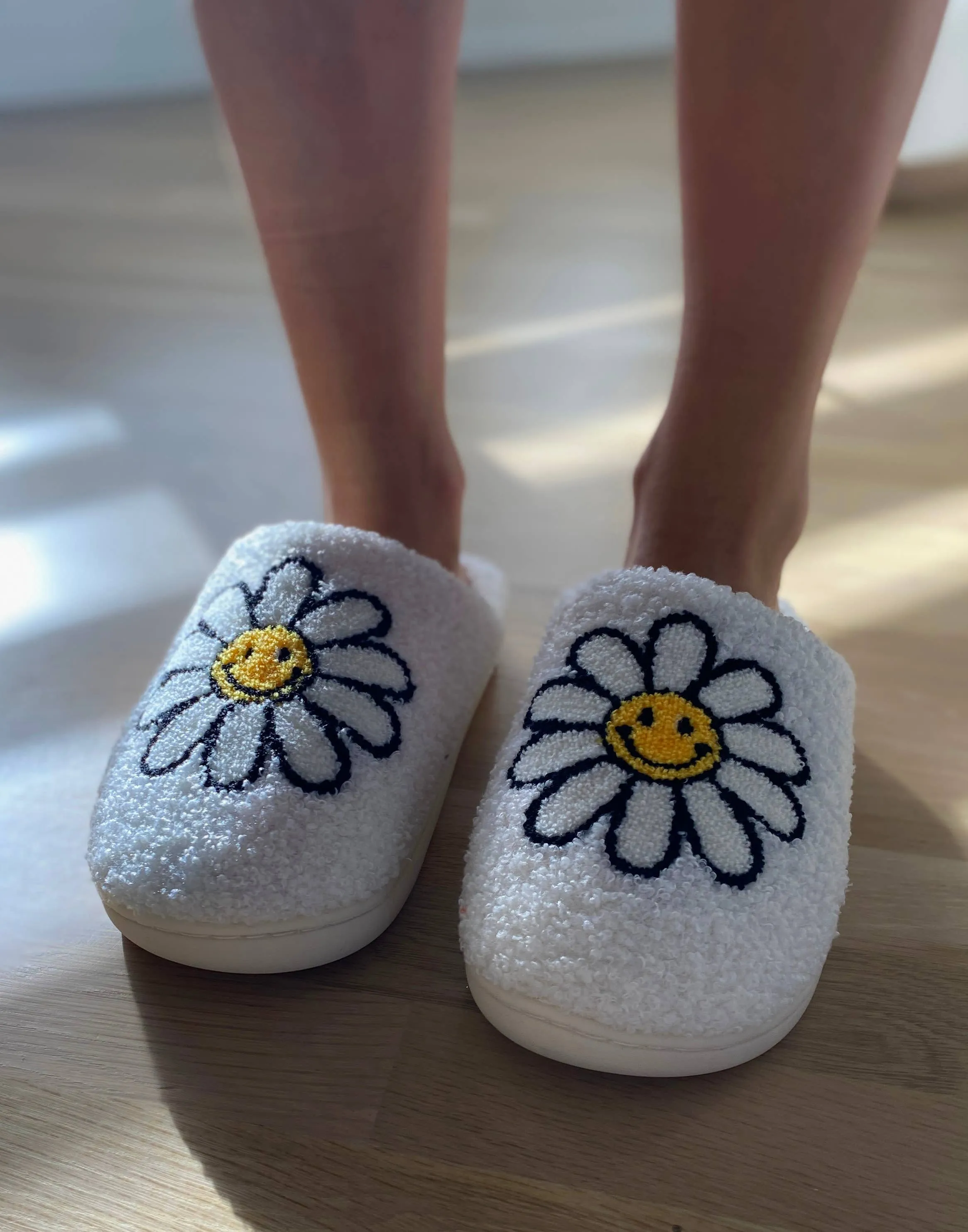 Indoor / Outdoor Slippers - Smiling Daisies - White: M/L